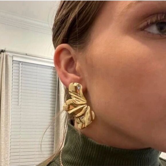 Flower statement earrings in gold #197 - Picture 4 of 6